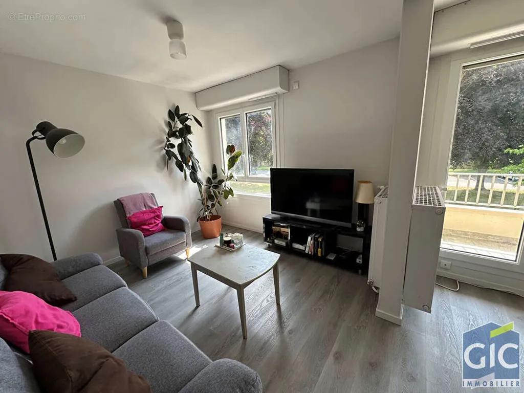 Soggiorno - 5-Bedroom Apartment with Balcony in Caen