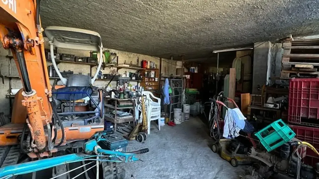 Garage - Villa with Private Garden in Aulla