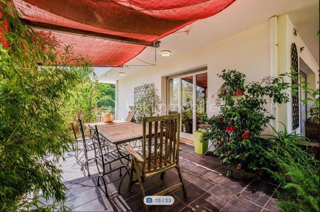 Terrasse - Villa de Plain-Pied avec Piscine et Jardin à Proximité