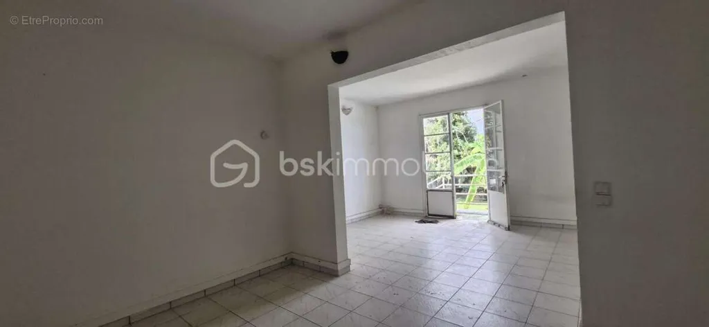 Entrée - Maison SATEC à Rénover avec Deux Parcelles au Tampon