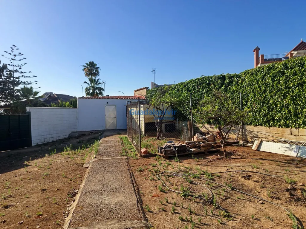 Garden - Independent Chalet with Pool in Cerros de Montequinto
