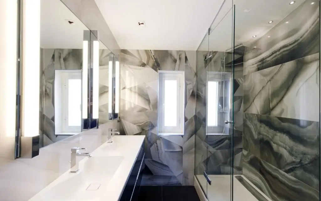 Salles de bain - Appartement rénové avec balcon à Cannes