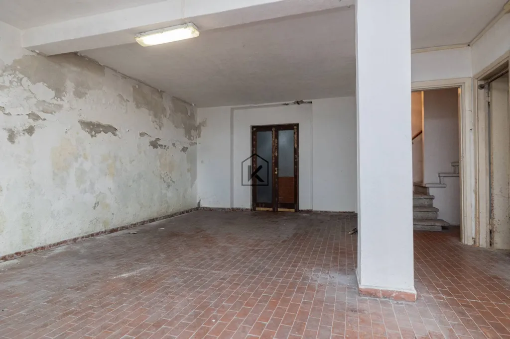 Garage - Luxury Villa with Private Garden in Milan