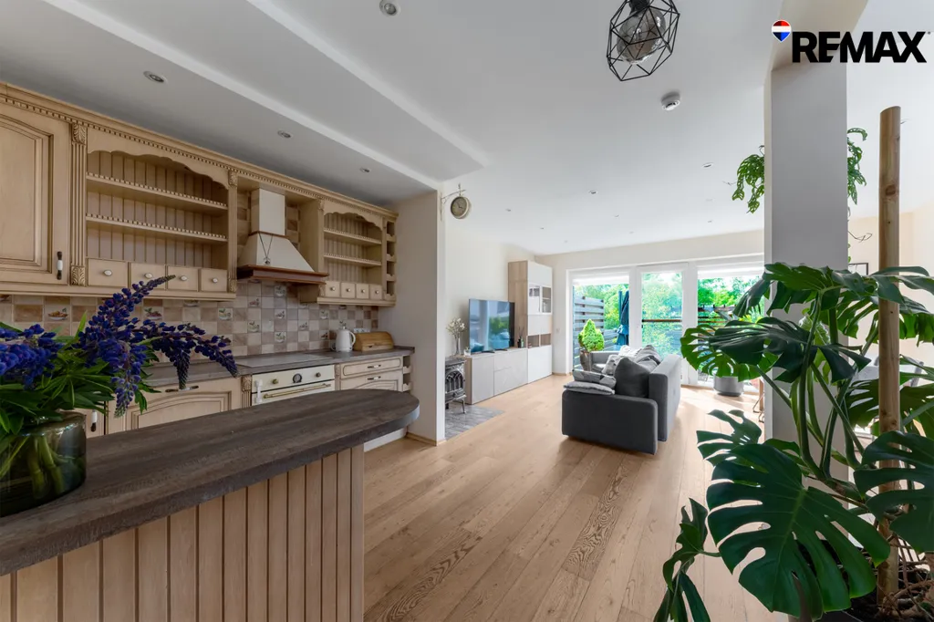 Köök - Spacious 3-Bedroom Cottage with Terrace in Tarandė