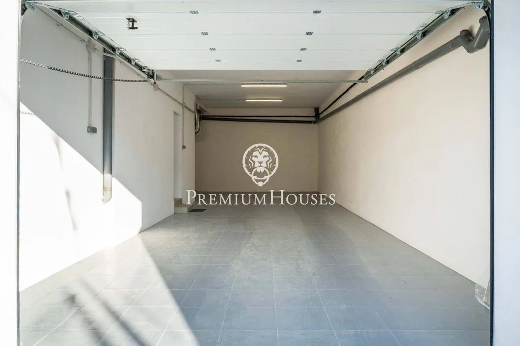 Garage - Luxury House with Pool in Segur de Dalt, Calafell
