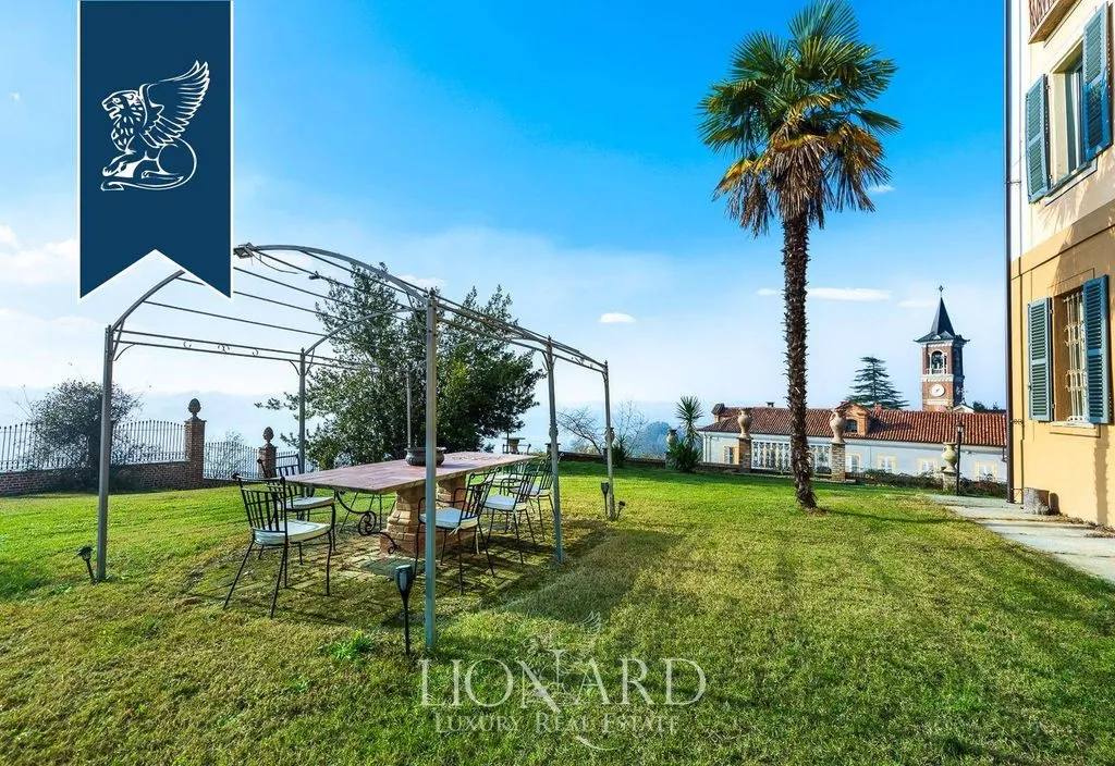 Jardin - 17th-Century Castle with Pool in Monferrato