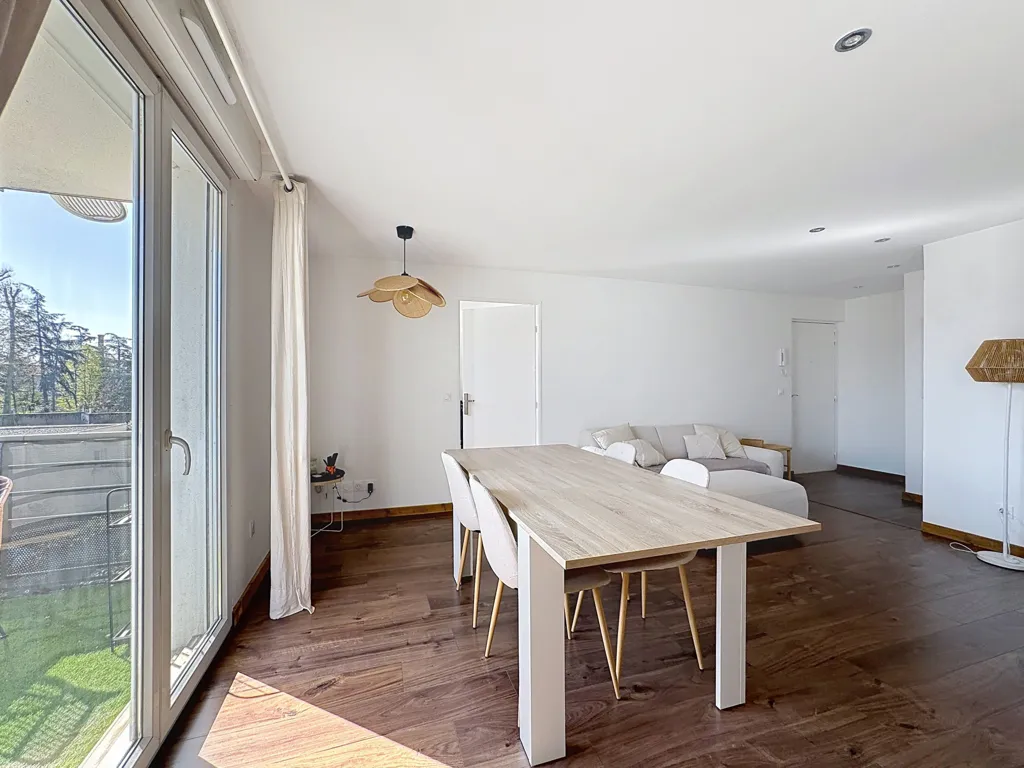 Soggiorno - Renovated Flat with Balcony in Décines-Charpieu