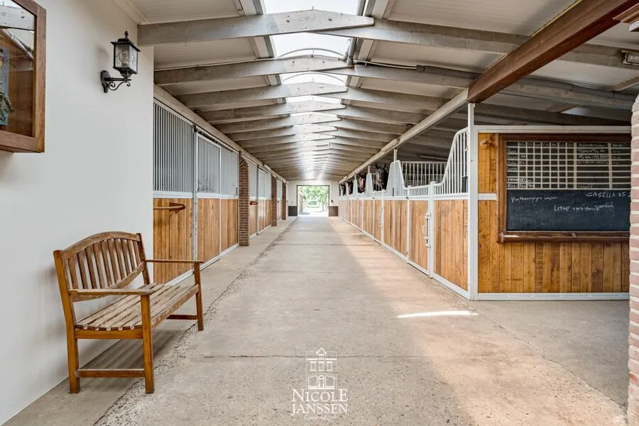 Aed - House with Stables in Rural Setting