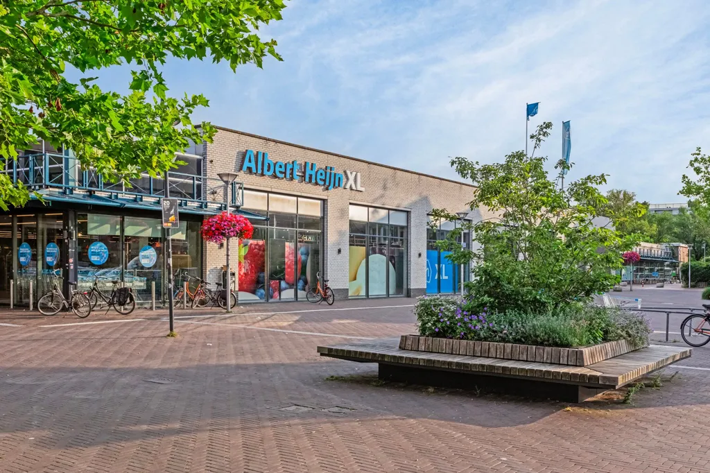 4-Bedroom Apartment with Balcony in Overvecht