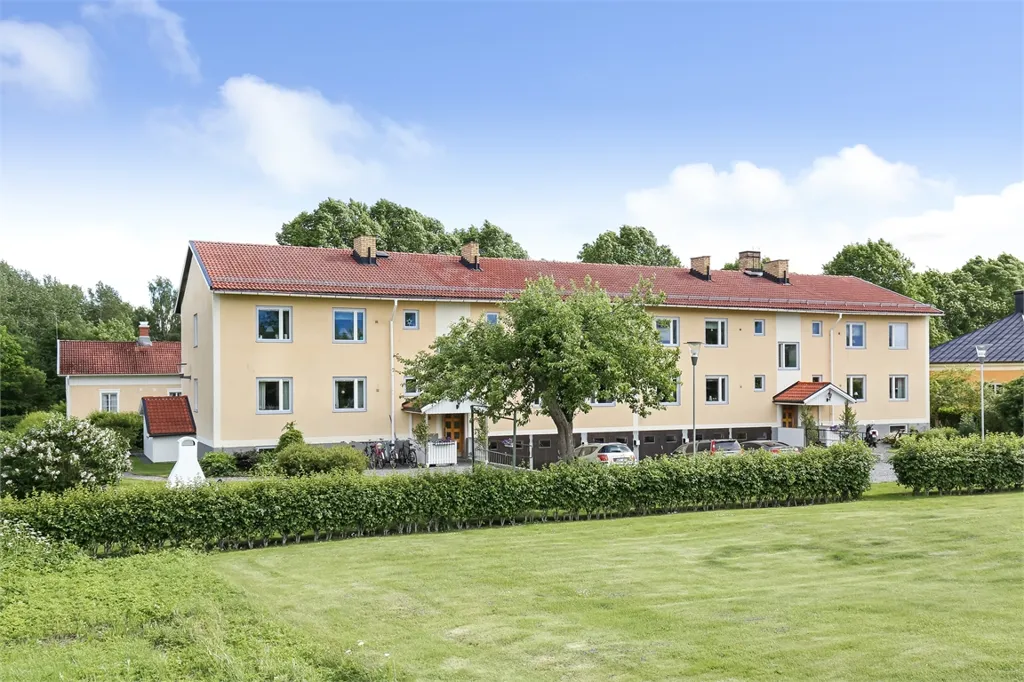 Exterior - Spacious Three-Bedroom Flat with Balcony in Österbybruk