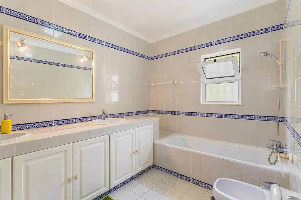 Bathrooms - Detached House with Pool in Loulé, Portugal