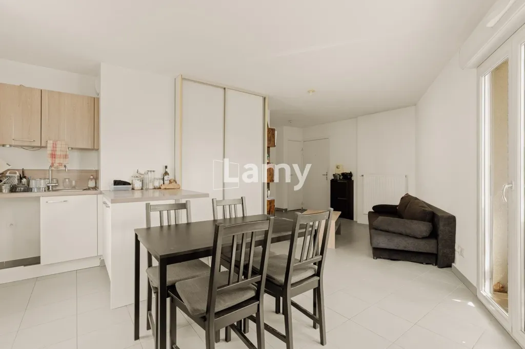 Söögituba - Bright 3-Bed Flat with Balcony in Recent Building
