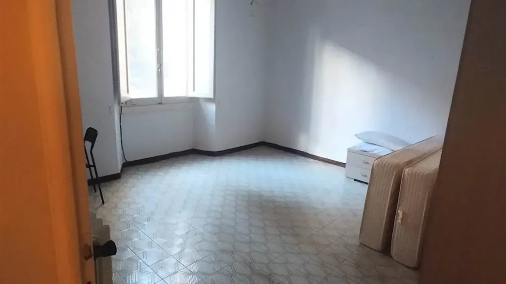 Bureau - 4-Bedroom Apartment with Balcony in Florence
