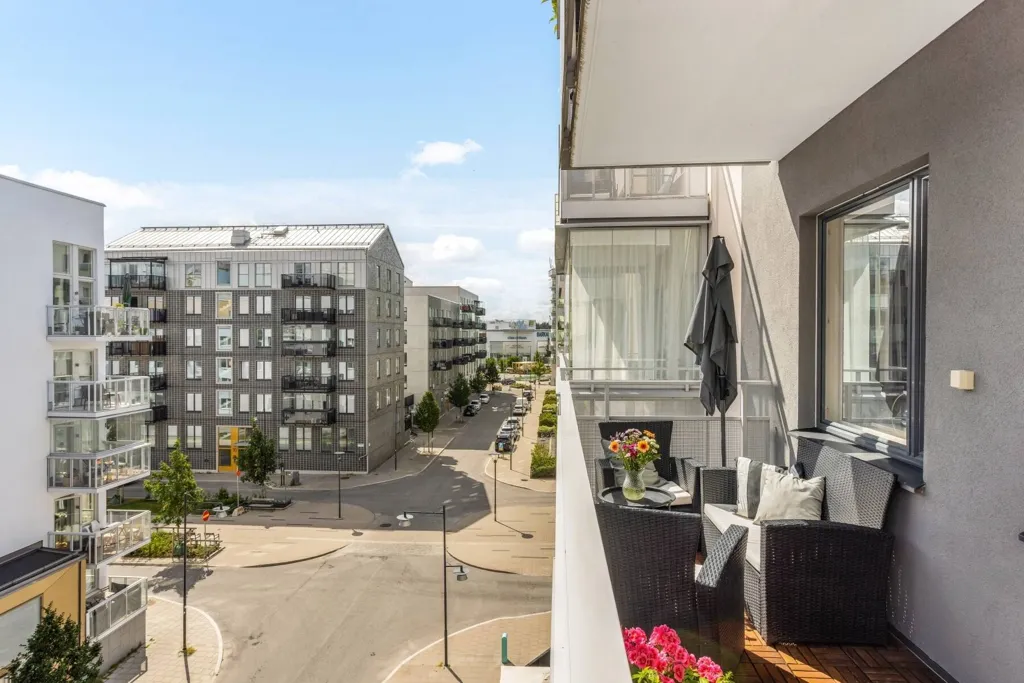 Balcone - Apartment with South-Facing Balcony in Barkarby