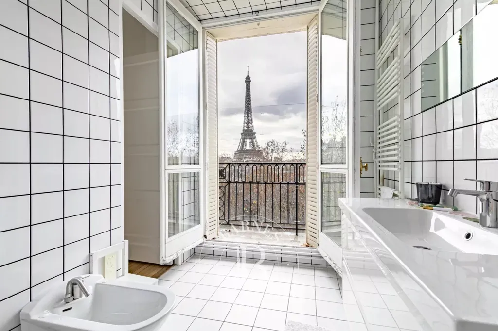 Vannitoad - Upper Floor Apartment with Eiffel Tower View in Paris 7