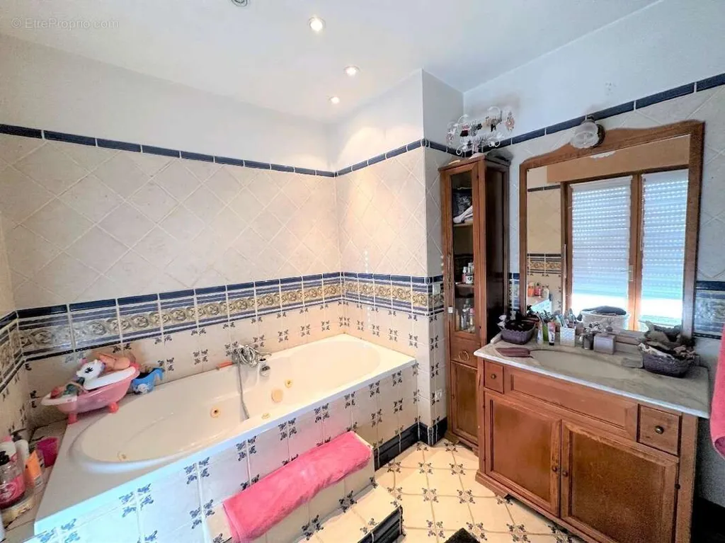 Salles de bain - Maison avec Piscine à Bertincourt