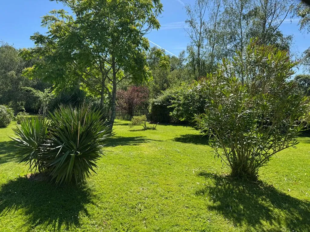 Jardin - Maison d'Architecte avec Piscine à Salleboeuf