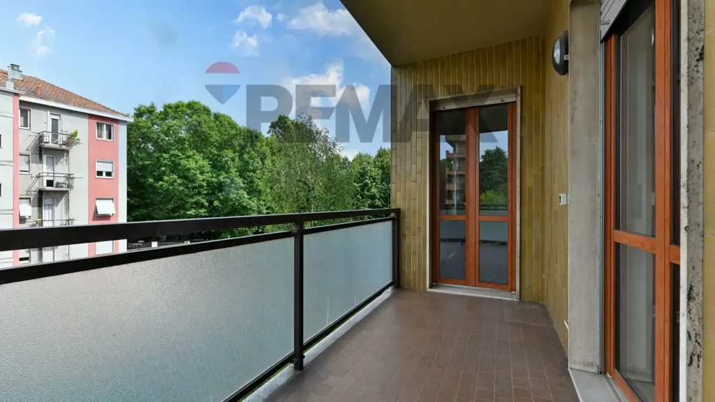 Rõdu - Bright Three-Bedroom with Park Views in Vedano al Lambro