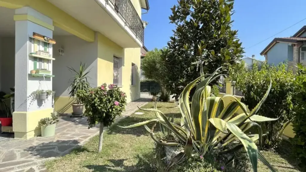 Terrass - Rear-Access Villa with Garden in Soliera