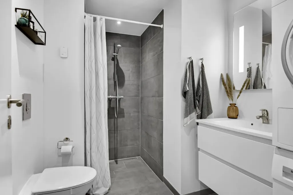 Bathrooms - Spacious 3-Bedroom Flat with Balcony in Aarhus