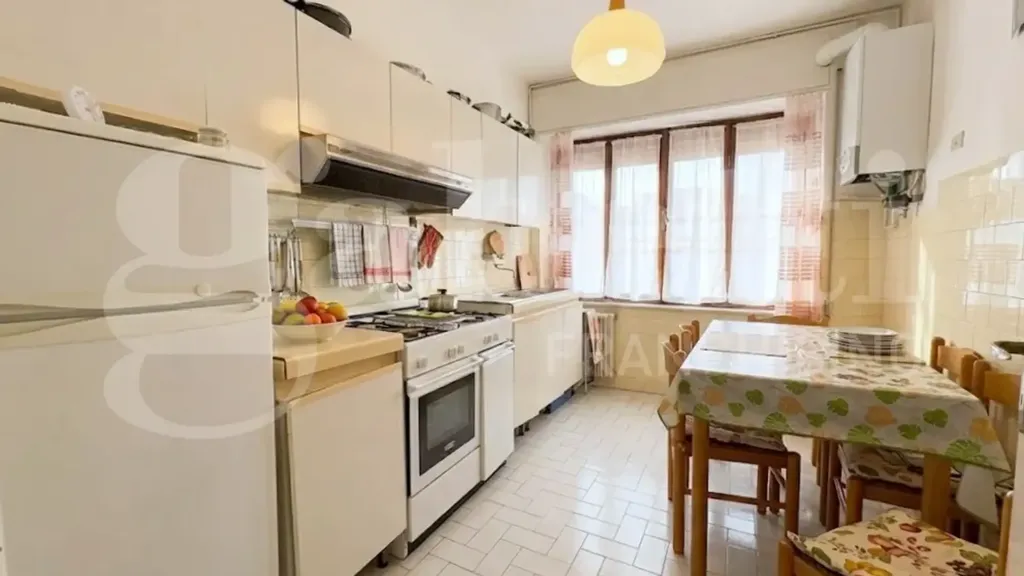 Cucina - Appartamento con possibilità di ristrutturazione ad Avenza