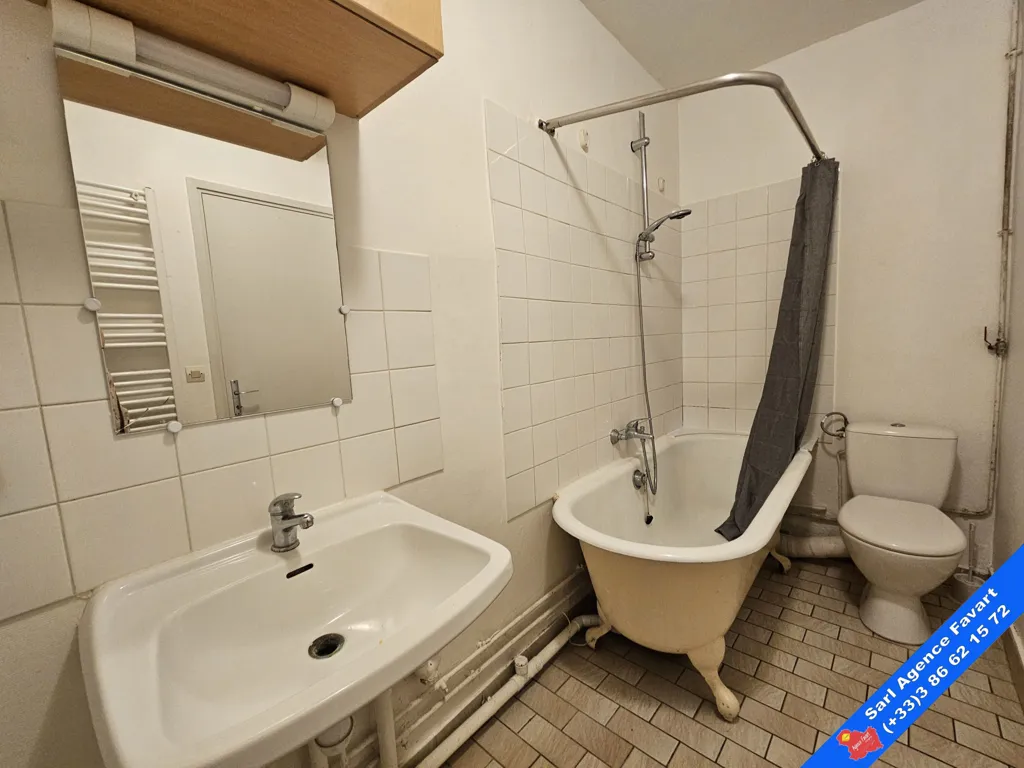 Salles de bain - Appartement avec Bureau au 1er Étage à St André