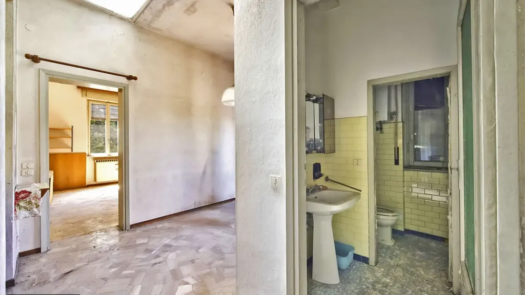 Salles de bain - Bifurcated Villa with Garden in Villa Guardia