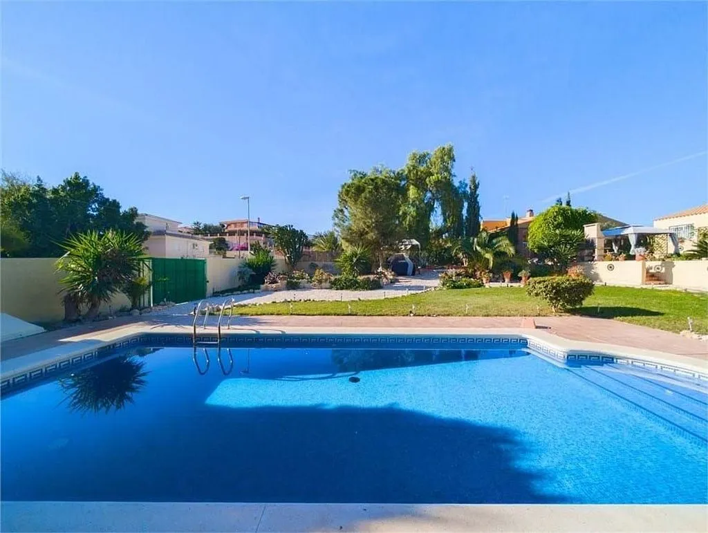 Pool - Villa with Swimming Pool in Muchamiel