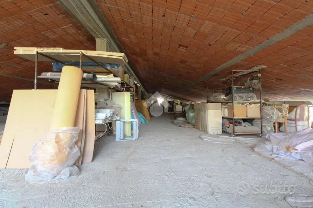 Buanderie - Warehouse with Office Space in Madone