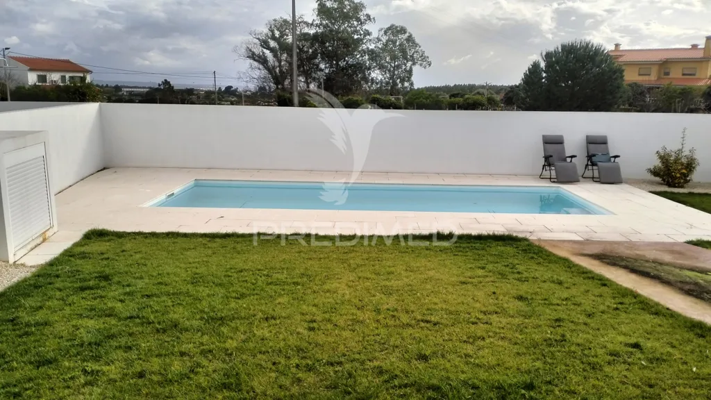 Piscine - Luxury Villa with Shared Pool in Entroncamento