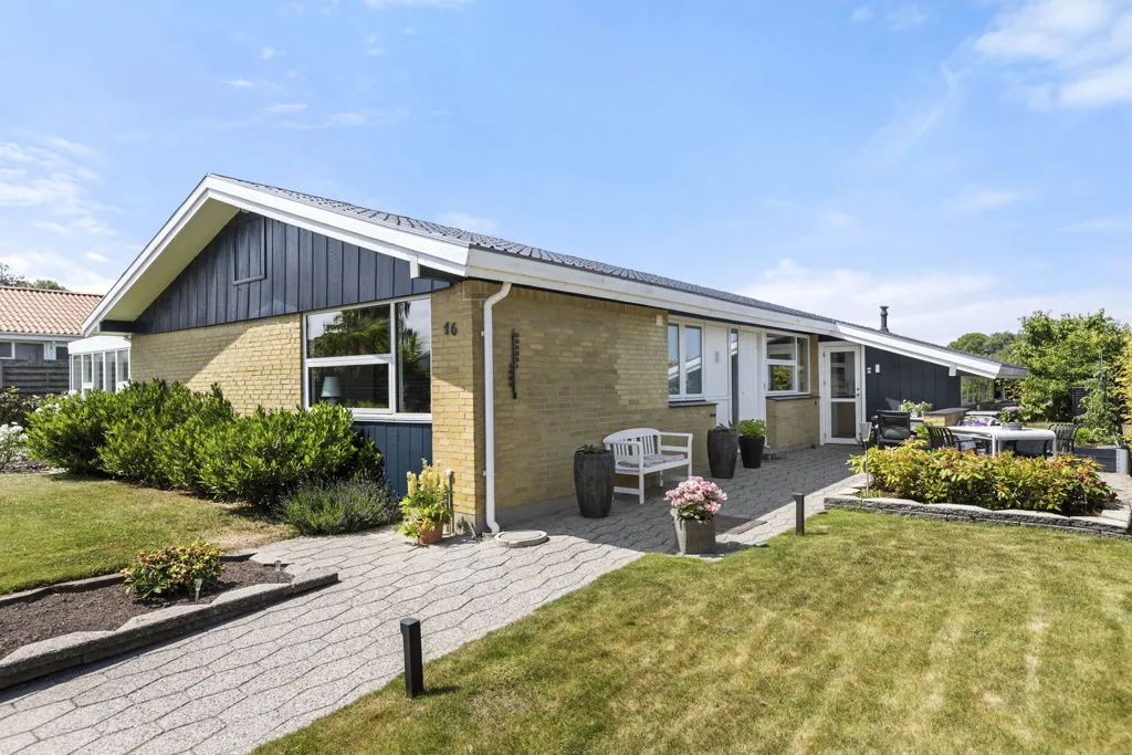 Exterior - 1969 Villa with Garden in Roskilde