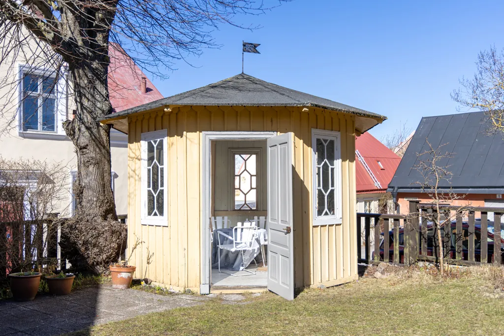 Aed - Historic Villa with Courtyard in Visby