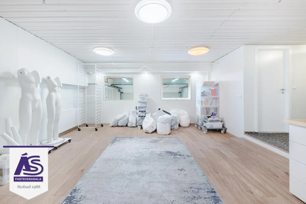 Stanze - Warehouse with Loft Space in Hafnarfjörður