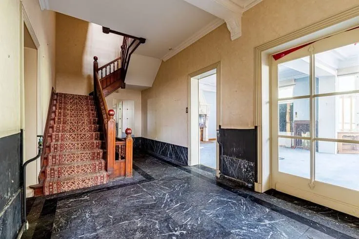 Esik - Mosan Villa with Development Potential in Jambes