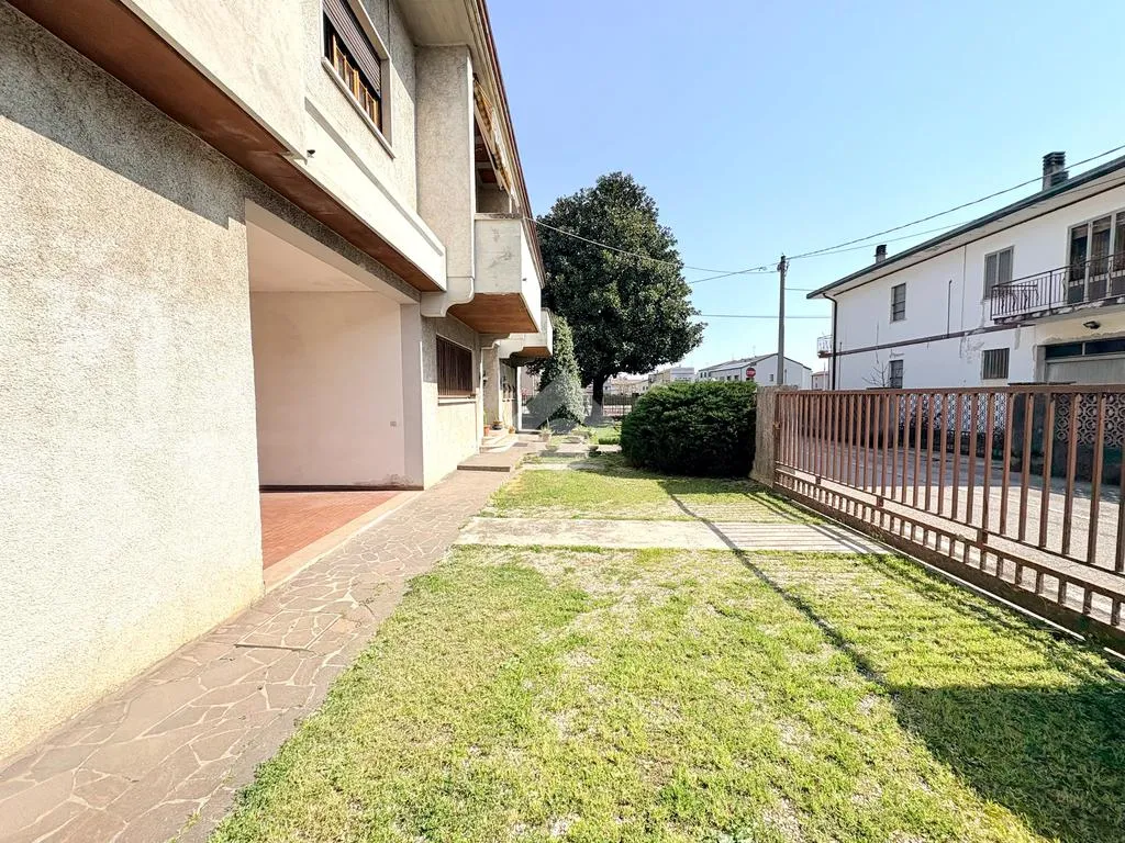 Jardin - Prestigious Villa with Garden in Creazzo
