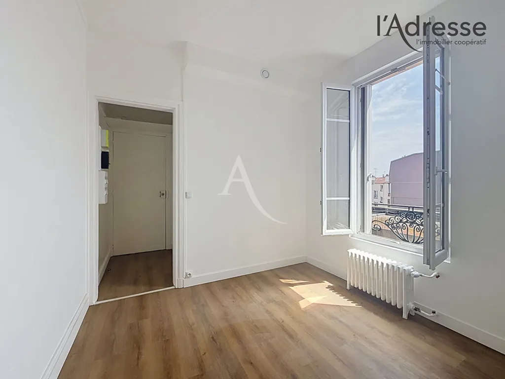 Rooms - Refurbished Studio with Balcony in Suresnes