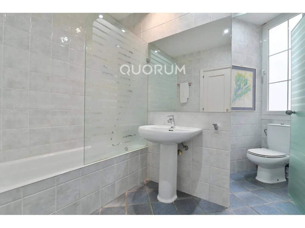 Salles de bain - Señorial Flat with Park Views in Abando, Bilbao