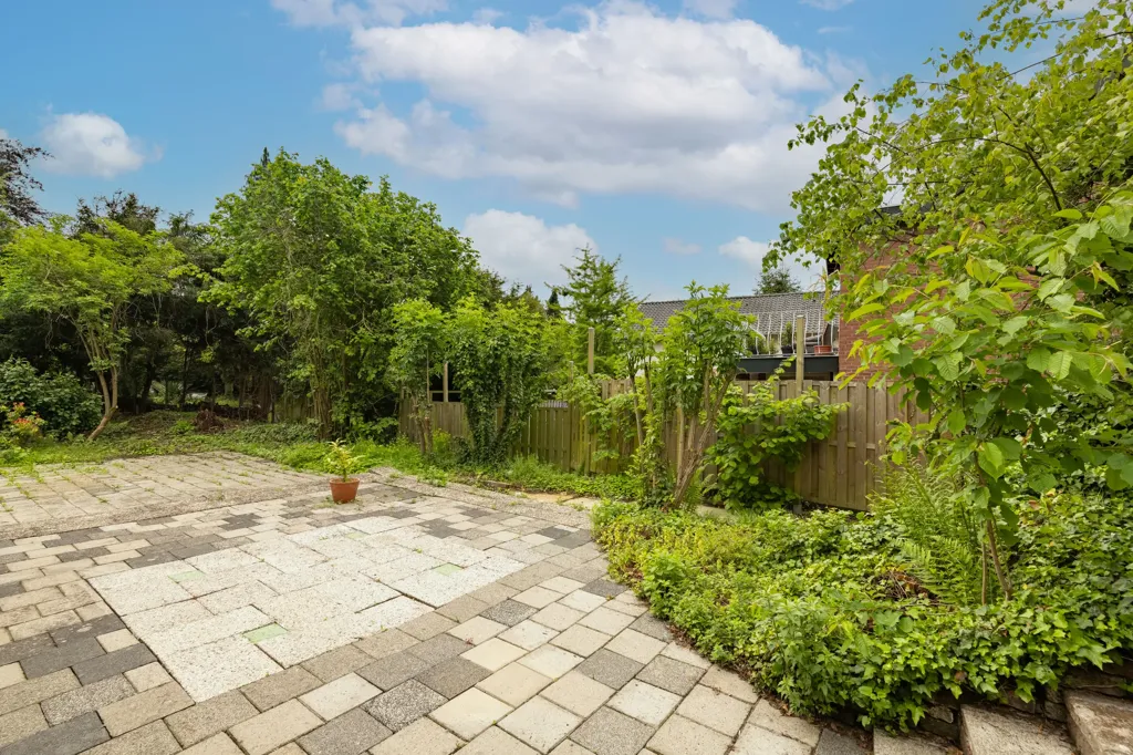 Aed - Characterful Detached House with Garden in Geulle