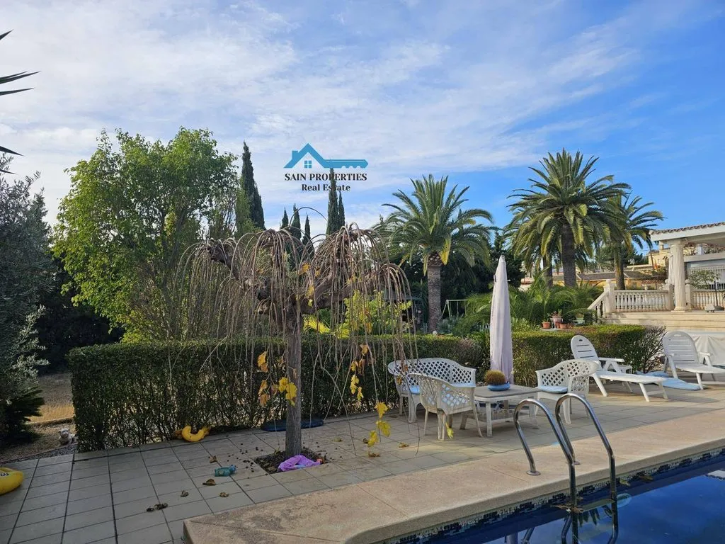 Bassein - Luxury Villa with Pool in Colonia Escandinavia