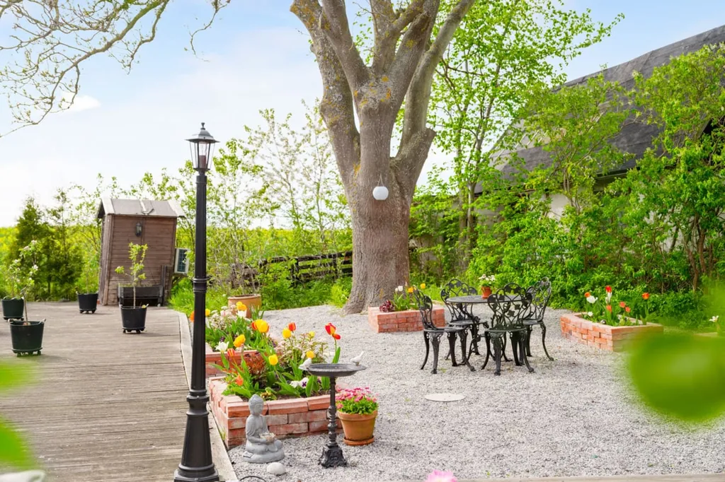 Jardin - Charmful Brick Villa with Garden in Grönby