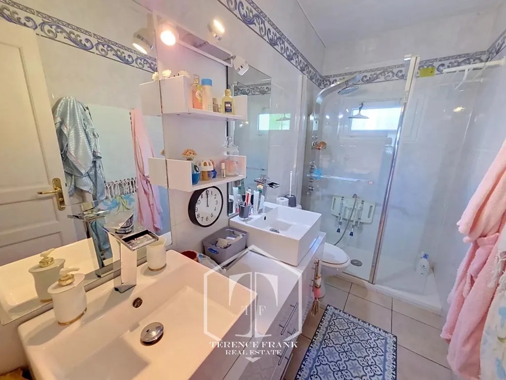 Salles de bain - Appartement avec Piscine et Terrasse à Aspremont