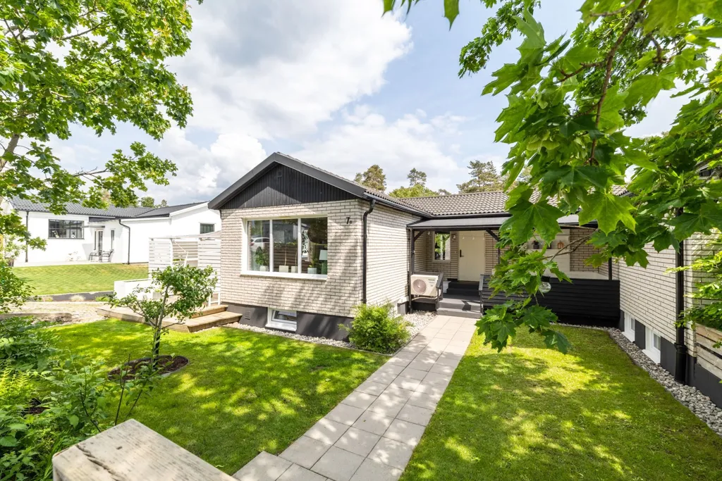 Garden - Family-Friendly Semi-Detached House in Taberg
