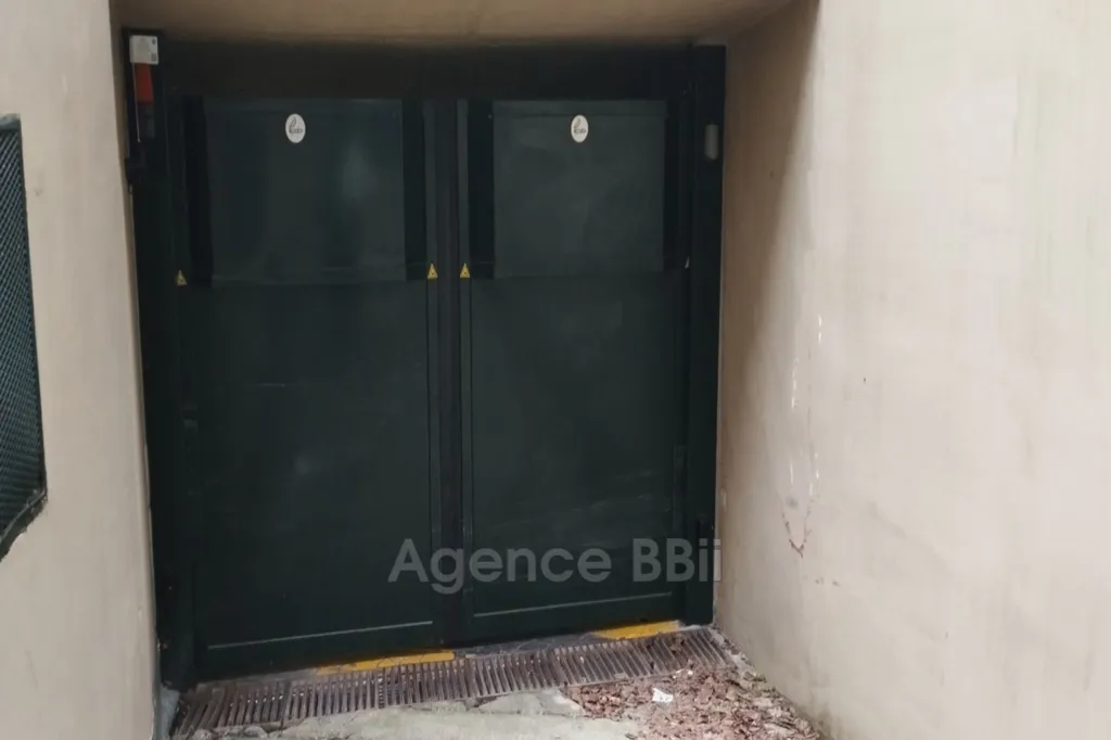Exterior - Private Parking Space in Paris 14ème