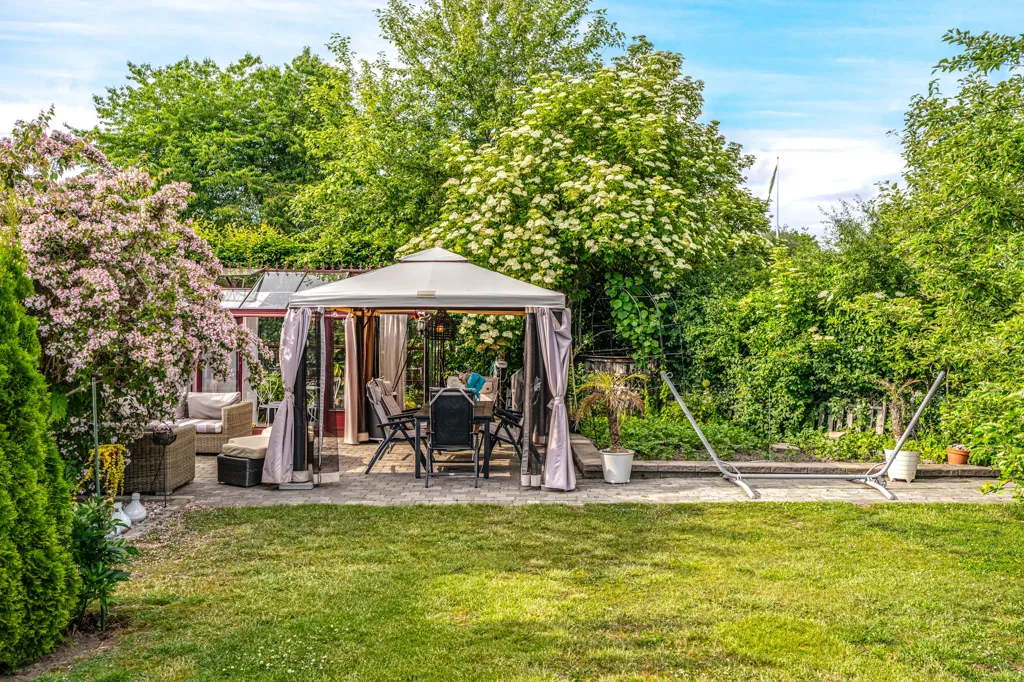 Aed - Representative Villa with Pool in Edsviken, Sollentuna