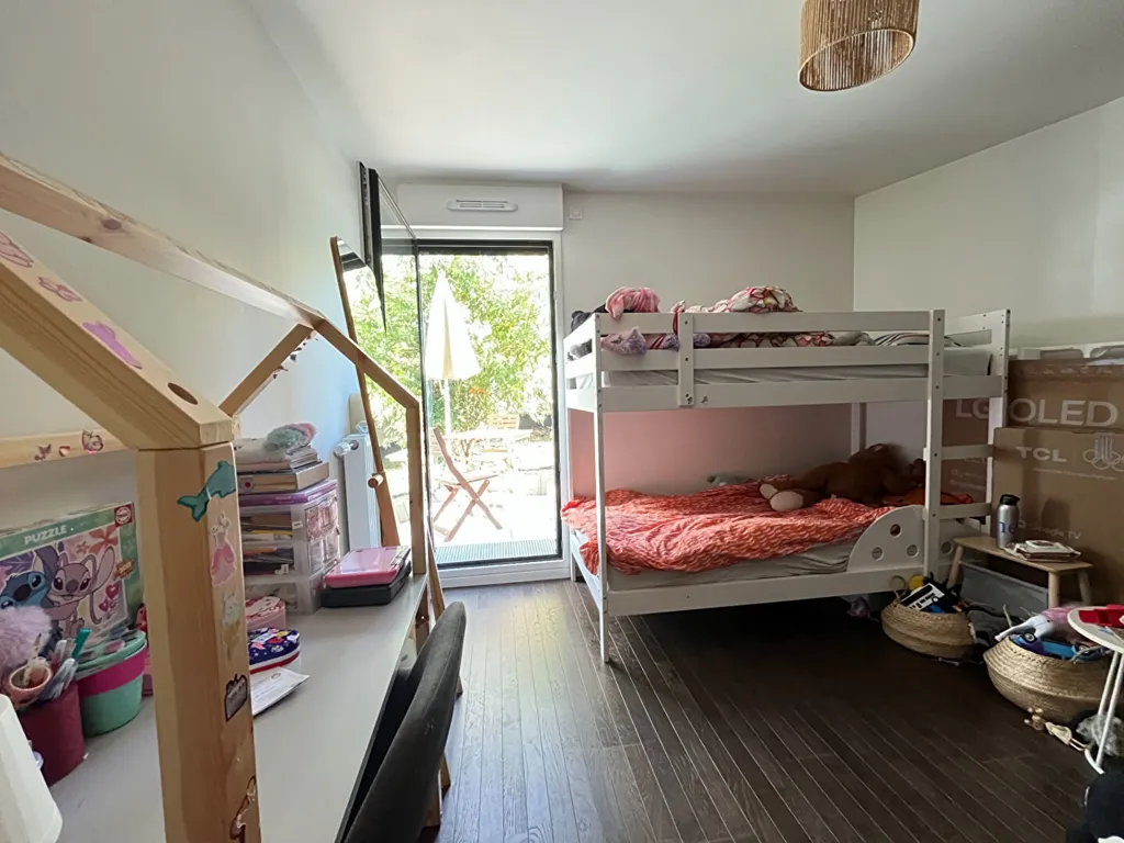 Chambres - Appartement en Rez-de-Jardin avec Jardin à Suresnes
