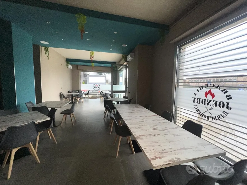 Pièces - Commercial Space with Street Frontage in Maddaloni