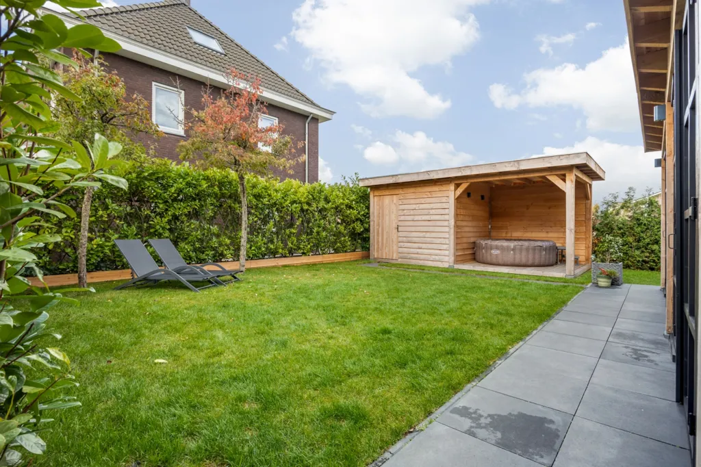 Aed - Detached House with Business Hall in Breda