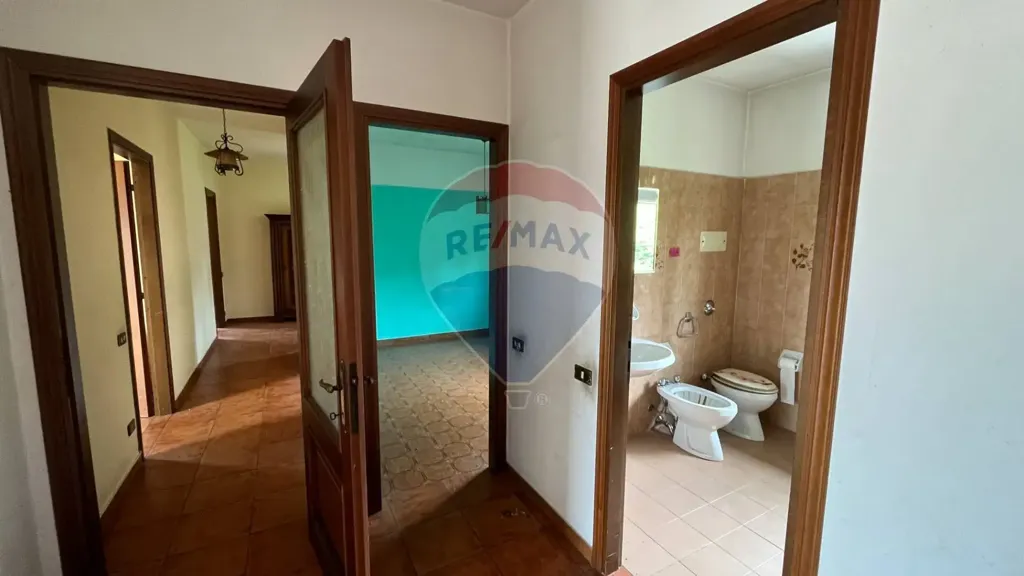 Esik - Multi-Level Apartment with Terrace in Caprino Bergamasco