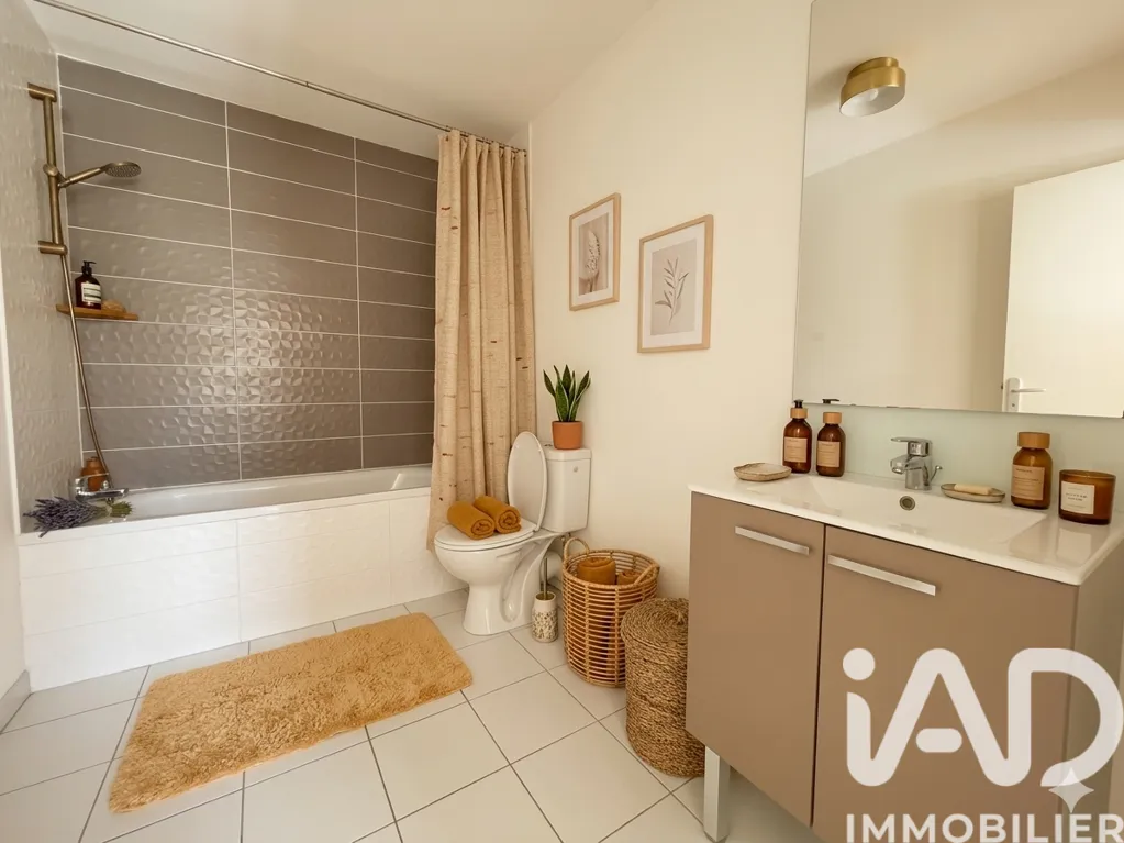Vannitoad - Spacious T2 with Balcony in Lormont