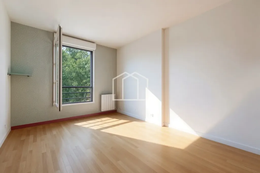 Rooms - 5-Piece Apartment with Balcony in Suresnes Centre